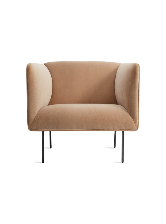 Fauteuil Dandy Blu Dot : confort précis, structure solide et style contemporain. velours camel