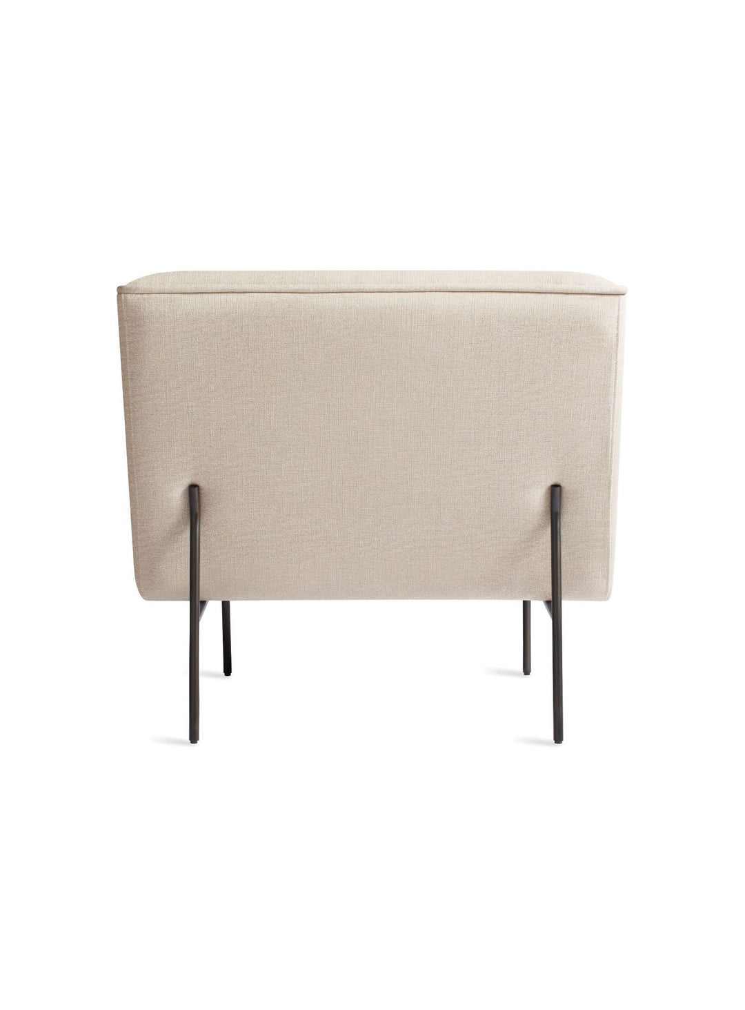Dandy de Blu Dot : fauteuil lounge au design équilibré et au charme intemporel. beige