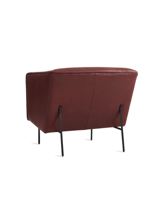 Blu Dot Dandy : fauteuil lounge chic, proportions justes et finitions soignées. cuir rouge
