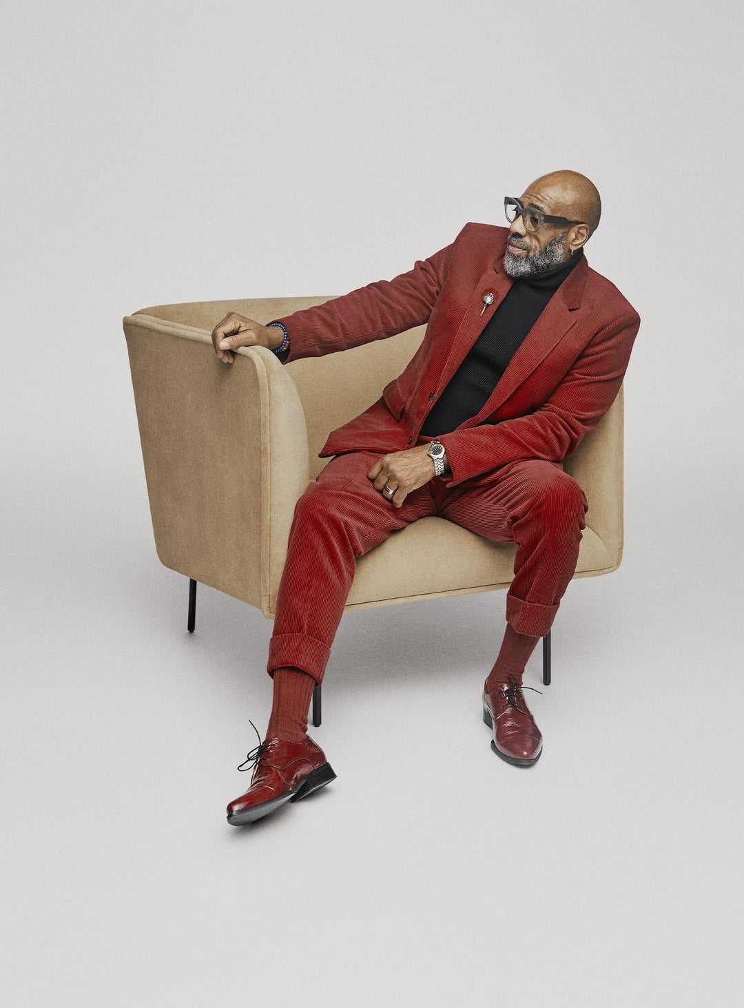 Blu Dot Dandy : fauteuil lounge minimaliste au confort durable et élégant. velours camel