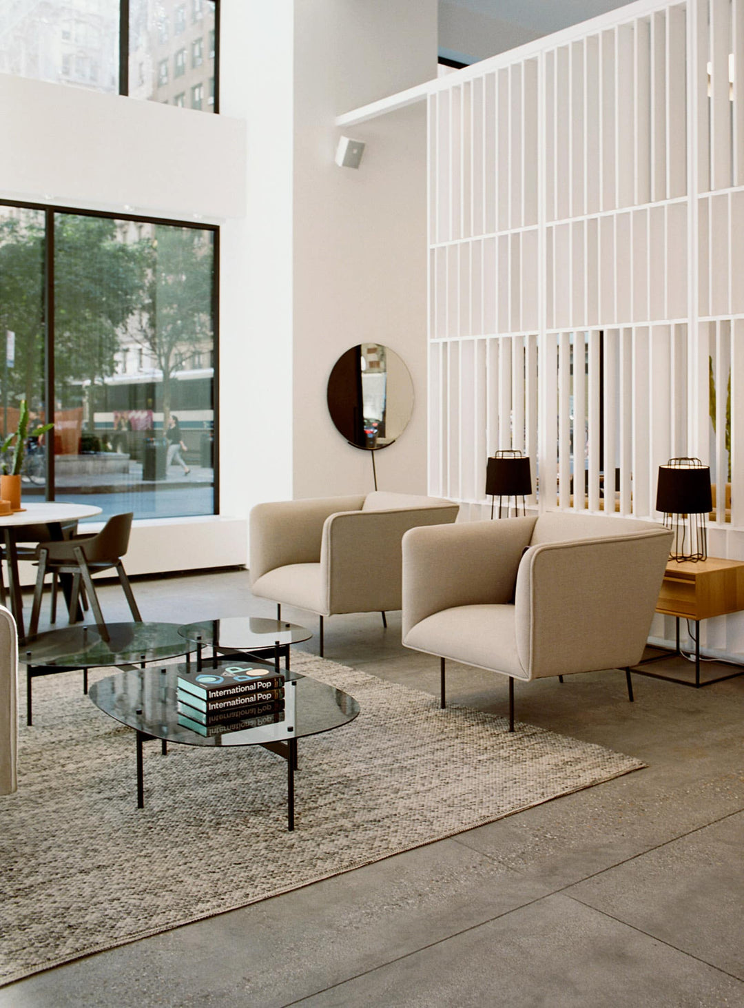 Fauteuil Dandy Blu Dot : base fine, structure solide et style intemporel. beige