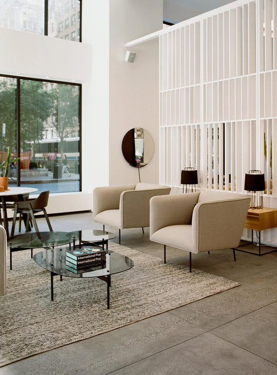 Fauteuil Dandy Blu Dot : base fine, structure solide et style intemporel. beige