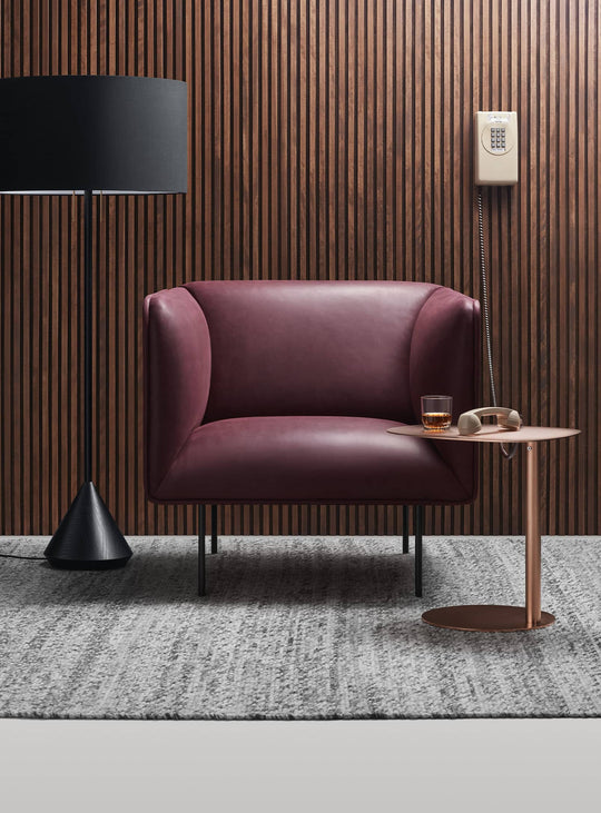 Fauteuil lounge Dandy de Blu Dot : confort ferme, design moderne et allure raffinée. cuir rouge