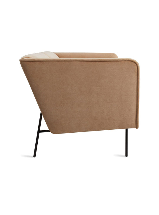 Sofa Blu Dot Dandy : lignes nettes, pieds fins et allure résolument chic. velours camel