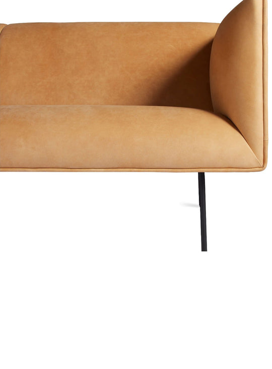 Blu Dot Dandy : le sofa parfait entre élégance moderne et confort soutenu. cuir camel