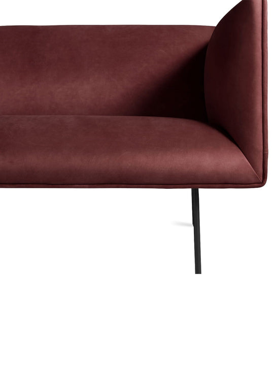 Dandy de Blu Dot : confort ferme, lignes pures et charme minimaliste. cuir rouge