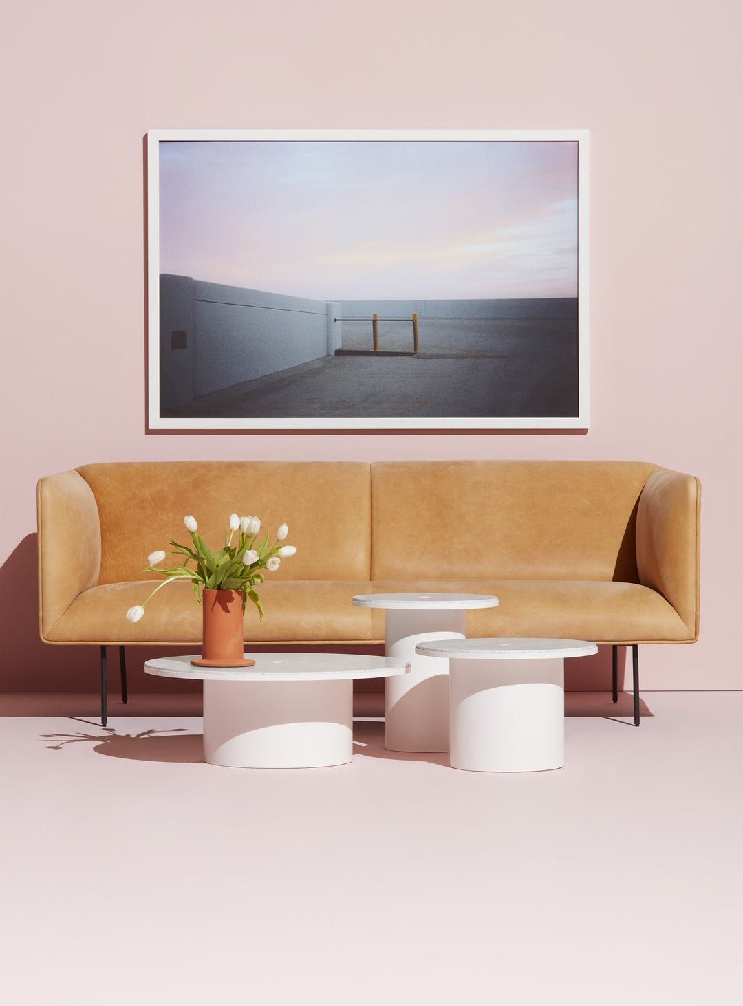 Sofa Dandy de Blu Dot : élégance structurée et confort raffiné dans un design moderne. cuir camel