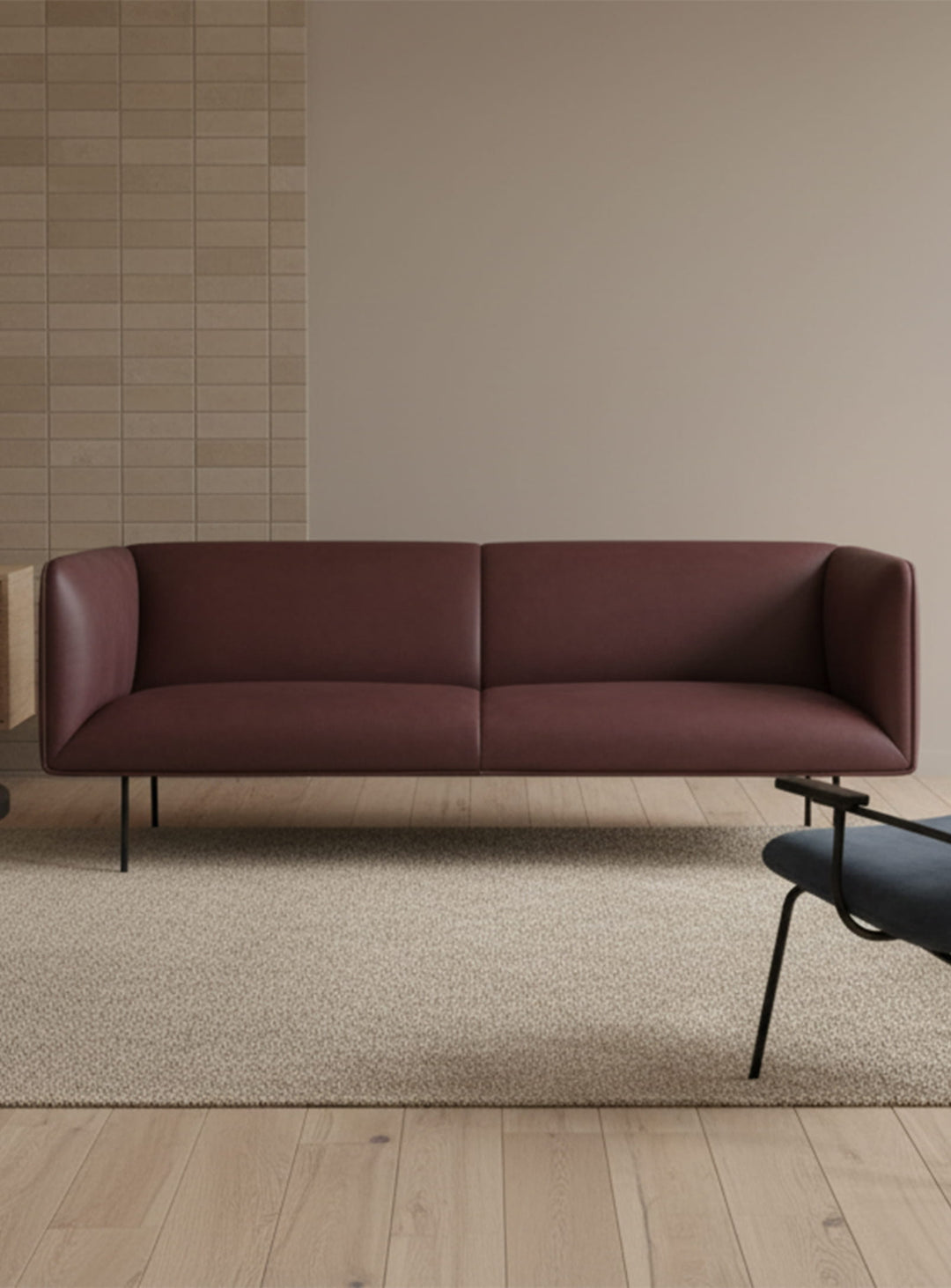 Blu Dot Dandy : un sofa chic au dossier haut et à la silhouette aérienne. cuir rouge.