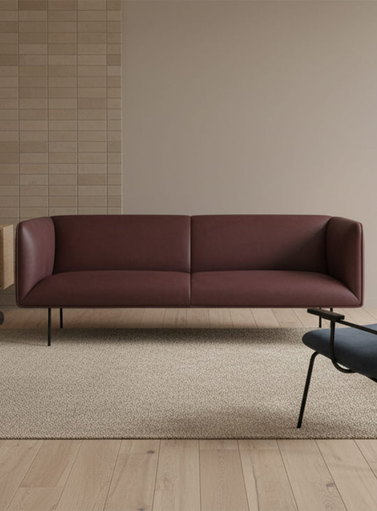 Blu Dot Dandy : un sofa chic au dossier haut et à la silhouette aérienne. cuir rouge.