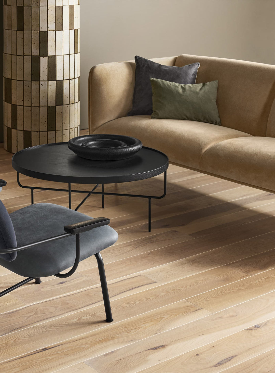 Sofa Dandy de Blu Dot : confort ferme et lignes élégantes au style intemporel. velours camel