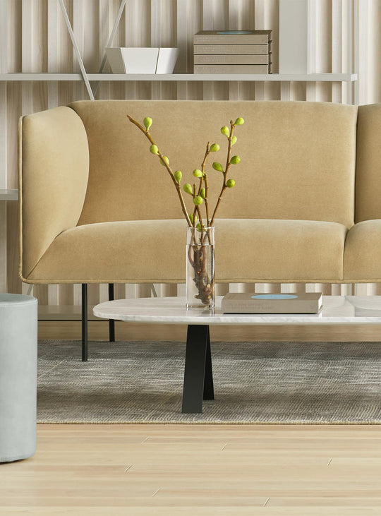 Sofa Dandy Blu Dot : allure raffinée, structure solide et finitions luxueuses. velours camel