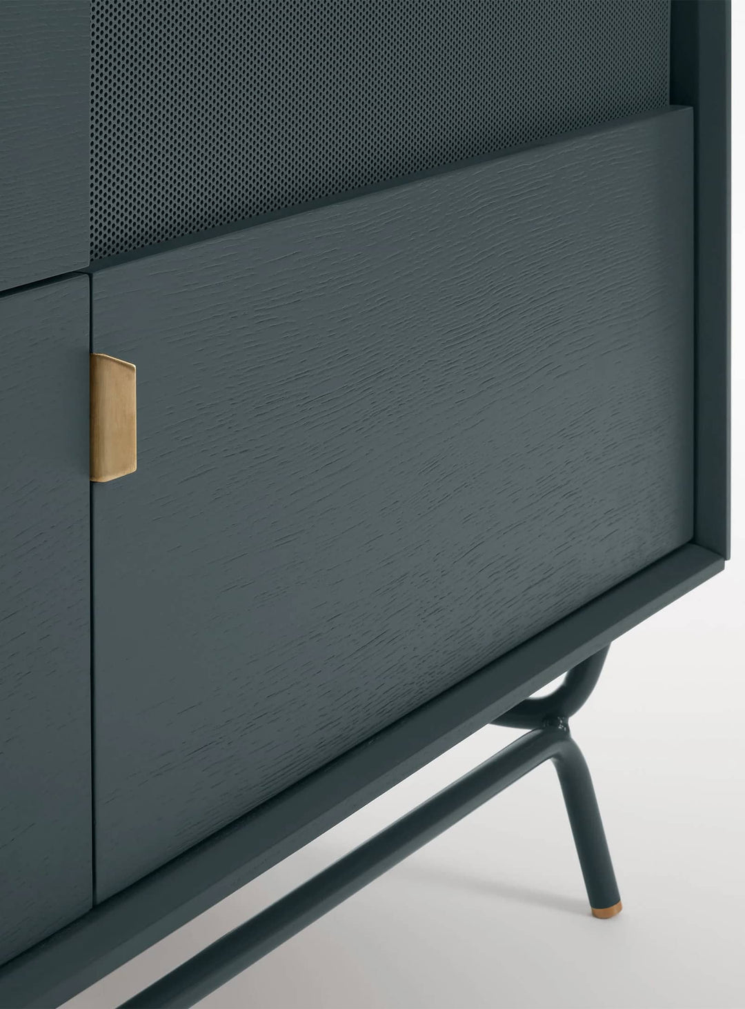 Buffet Dang Blu Dot : portes perforées et structure élégante en acier thermolaqué. vert marine
