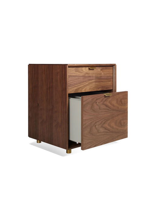 Classeur à tiroirs Dang de Blu Dot, compact et polyvalent pour le rangement des documents au bureau. noyer