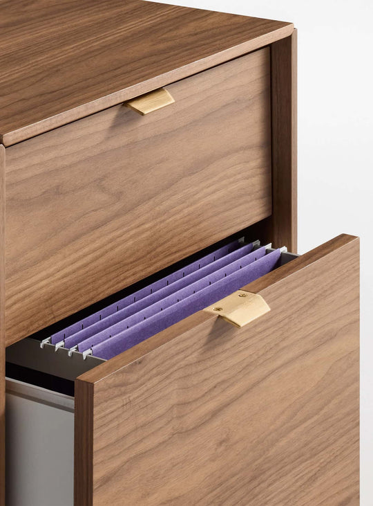 Classeur à tiroirs Blu Dot Dang certifié Clean Air, avec placage bois et base en acier laqué. noyer
