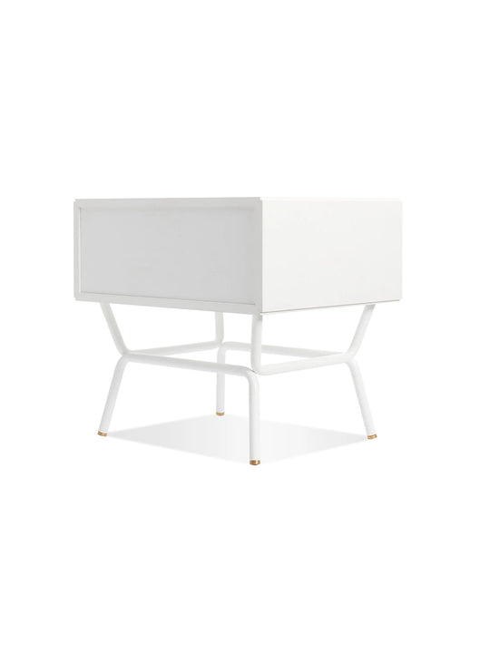 Table de chevet Blu Dot Dang, bois, acier et laiton pour un style raffiné. blanc