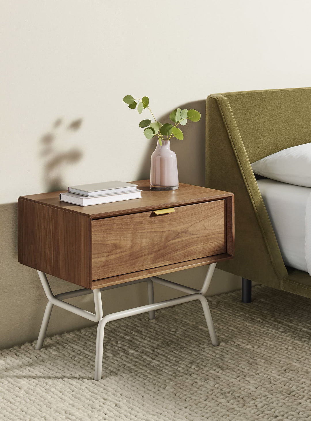 Table de chevet Blu Dot Dang, design contemporain avec tiroirs à fermeture douce. noyer