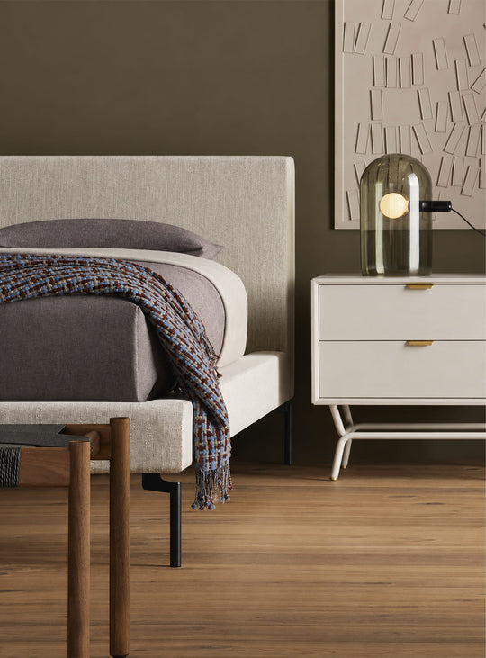 Table de chevet Blu Dot Dang avec deux tiroirs. Parfaite pour ranger votre chambre et poser un livre ou une lampe. blanc