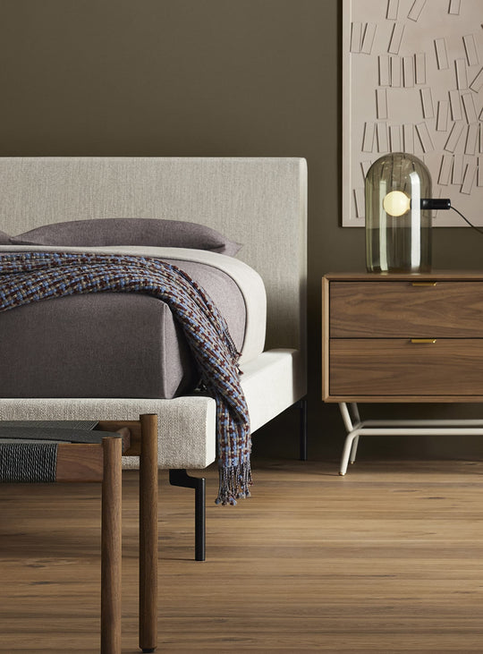 Table de chevet Blu Dot Dang, parfaite pour une chambre design. noyer