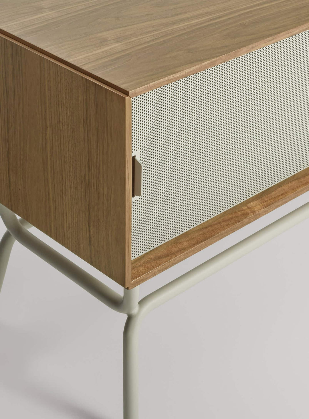 Meuble TV Dang : structure bois-acier et look graphique. Noyer.