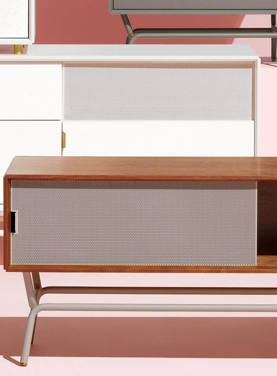 Meuble TV Dang Blu Dot : design épuré en bois et acier perforé. Noyer.