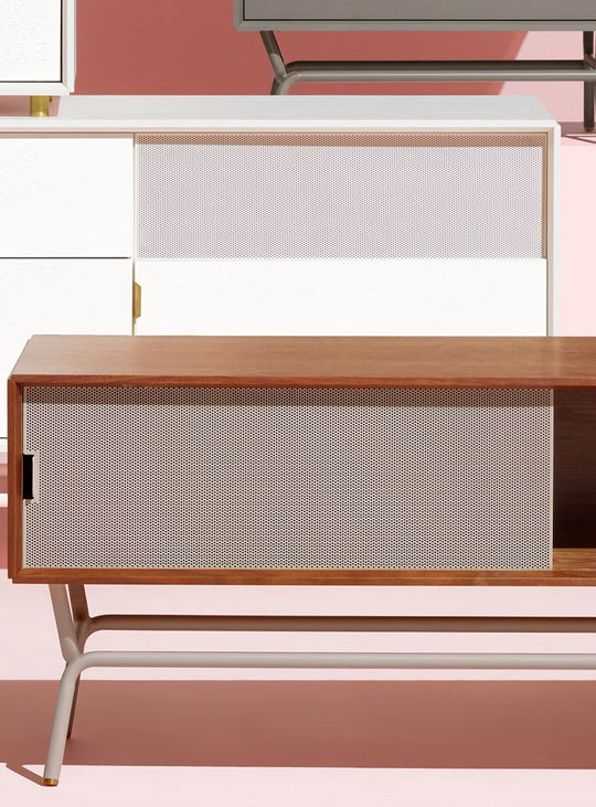 Meuble TV Dang Blu Dot : design épuré en bois et acier perforé. Noyer.