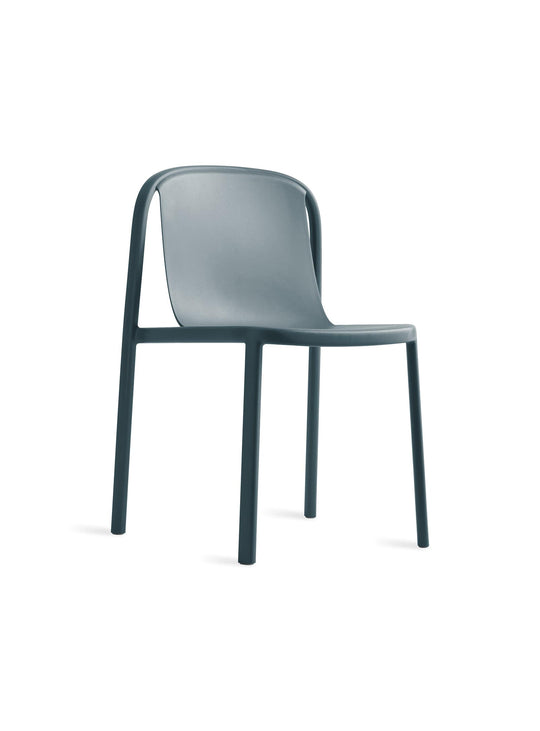 Chaise Decade Blu Dot : élégance, résistance et design durable au quotidien. bleu marine