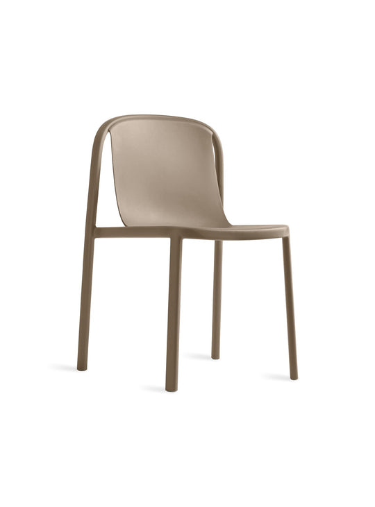 Chaise Decade Blu Dot : pratique, empilable et parfaite pour intérieur ou terrasse. brun.