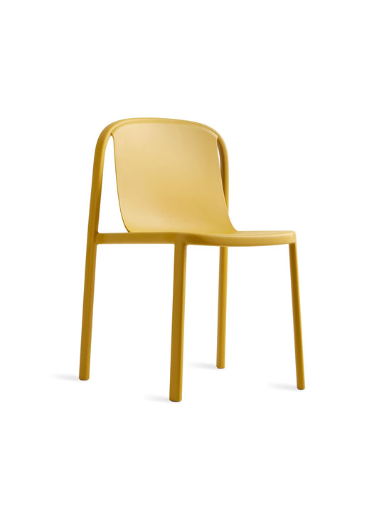 Decade Blu Dot : chaise contemporaine, résistante et respectueuse de l’environnement. moutarde