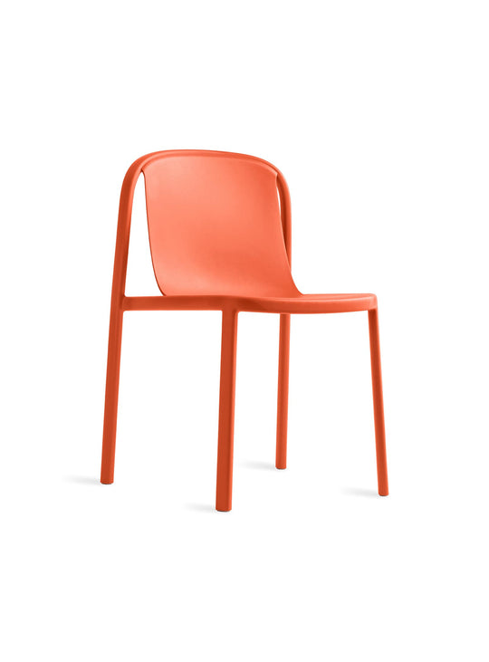 Blu Dot Decade : design élégant, structure solide et plastique recyclé. orange