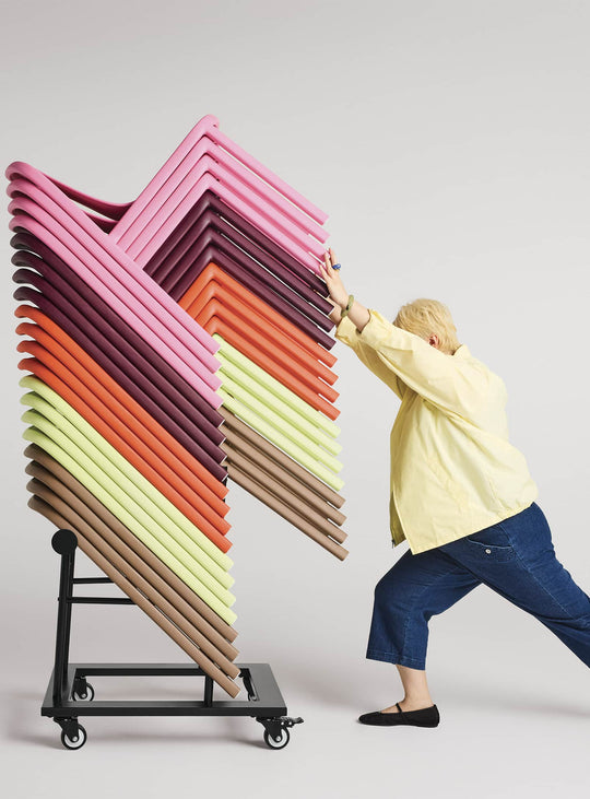 Chaise Decade de Blu Dot : éco-design, praticité et esthétique intemporelle.