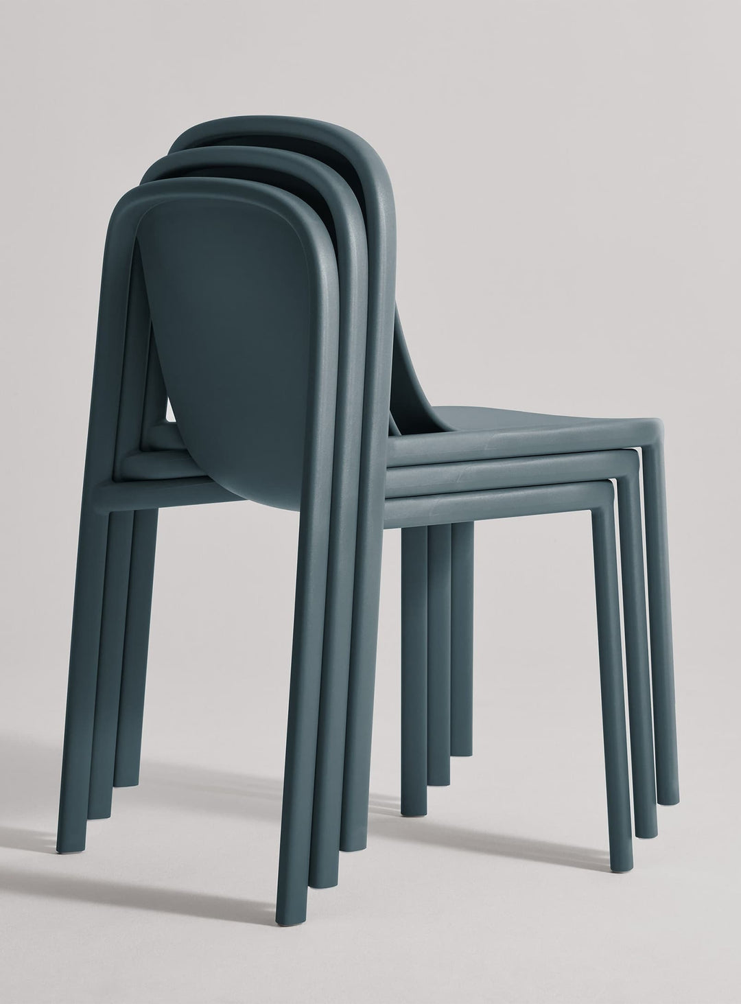 Chaise Decade – Design fluide et éco-conception signée Blu Dot. bleu marine