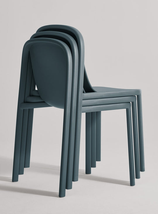 Chaise Decade – Design fluide et éco-conception signée Blu Dot. bleu marine