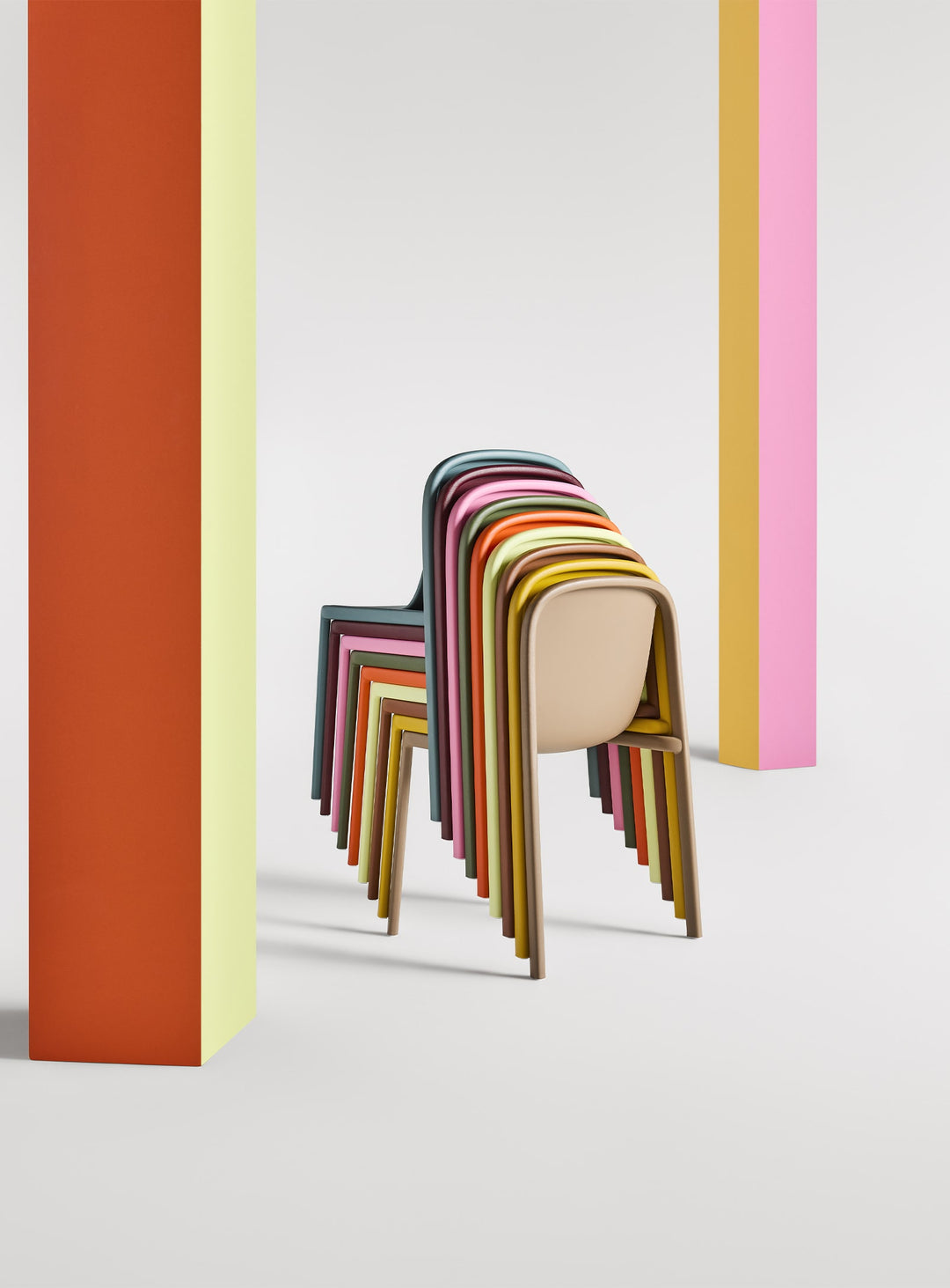 Chaise Decade Blu Dot : design fluide, entretien facile et usage intérieur/extérieur.