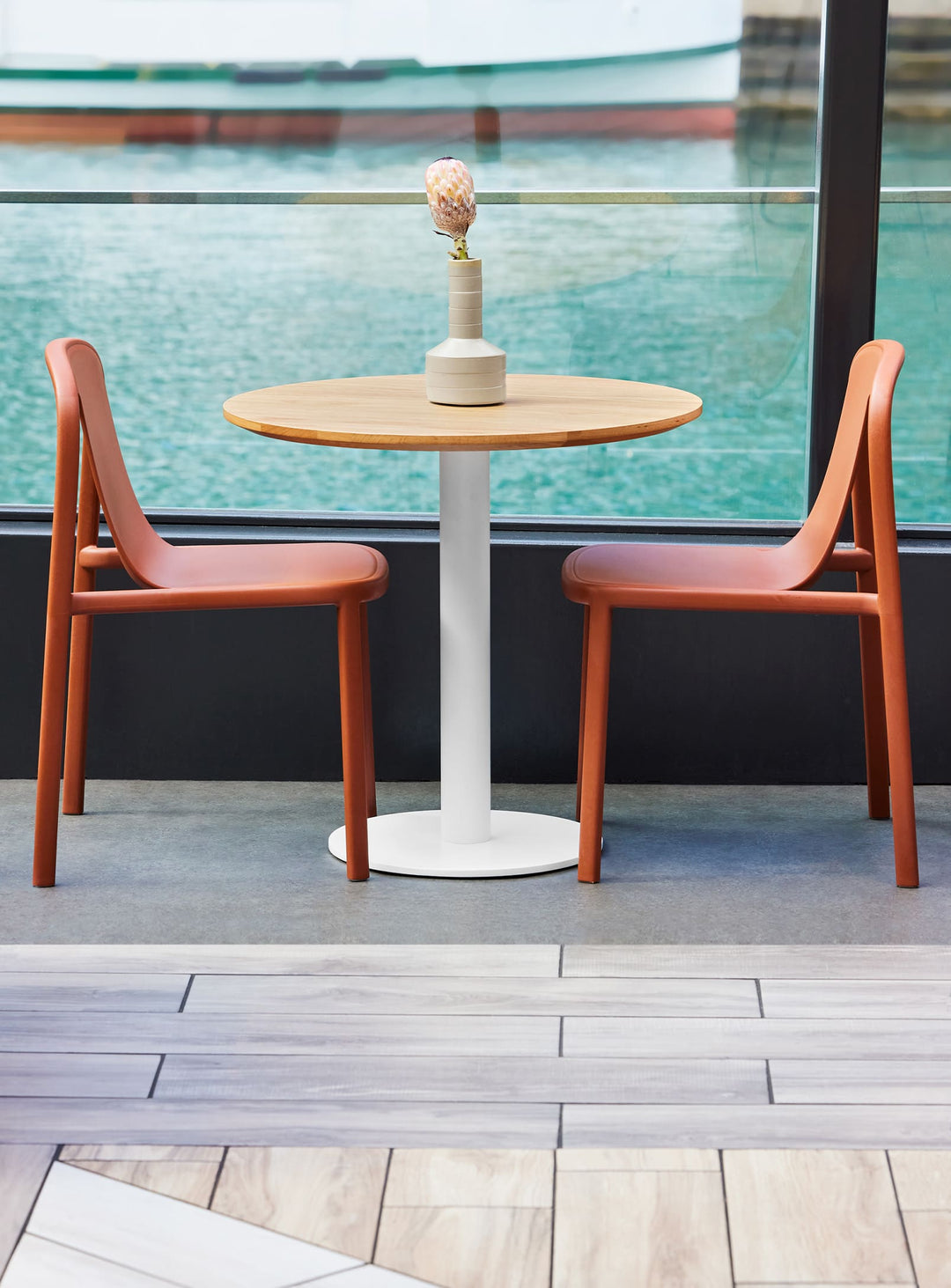 Chaise Decade Blu Dot – Design durable et 100 % recyclé. orange