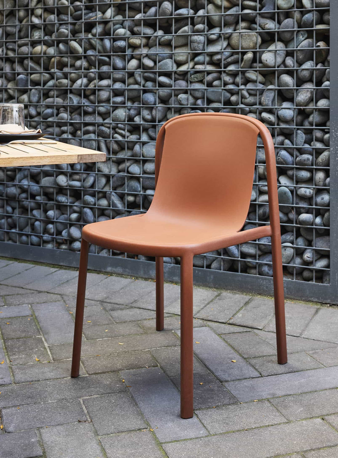 Chaise Decade Blu Dot – Élégance et durabilité au quotidien. rouge