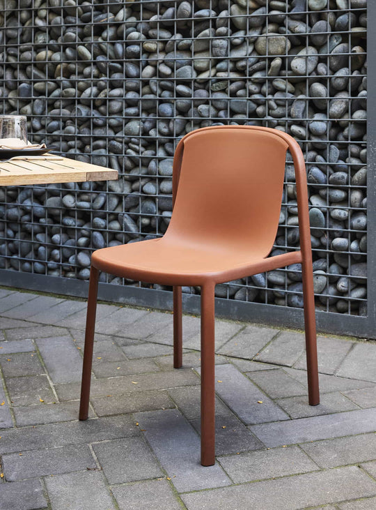 Chaise Decade Blu Dot – Élégance et durabilité au quotidien. rouge