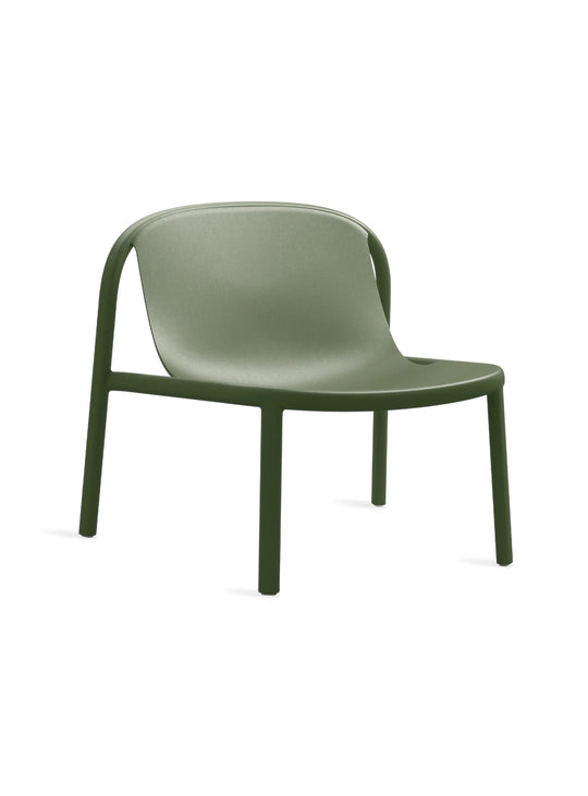 Chaise lounge Decade de Blu Dot assise inclinée pour confort naturel. olive