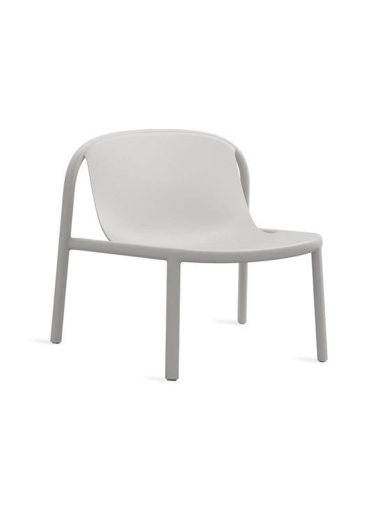 Chaise lounge Decade de Blu Dot siège confortable pour intérieur et extérieur. putty