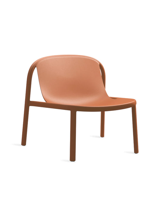 Chaise lounge Decade de Blu Dot mobilier durable et facile d’entretien. tomato