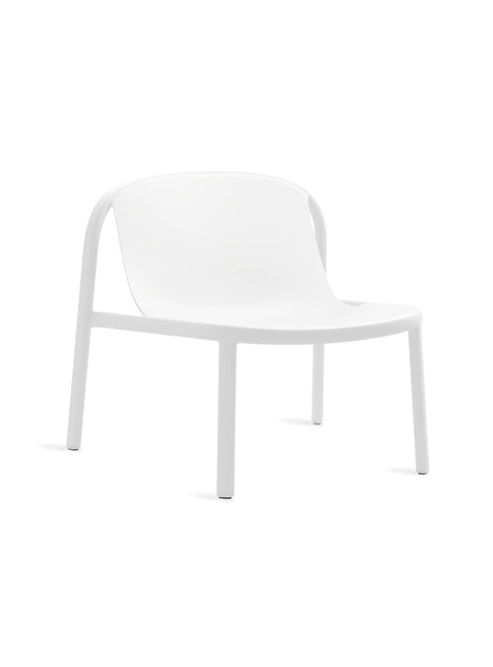Chaise lounge Decade de Blu Dot empilable et résistante aux intempéries. blanc