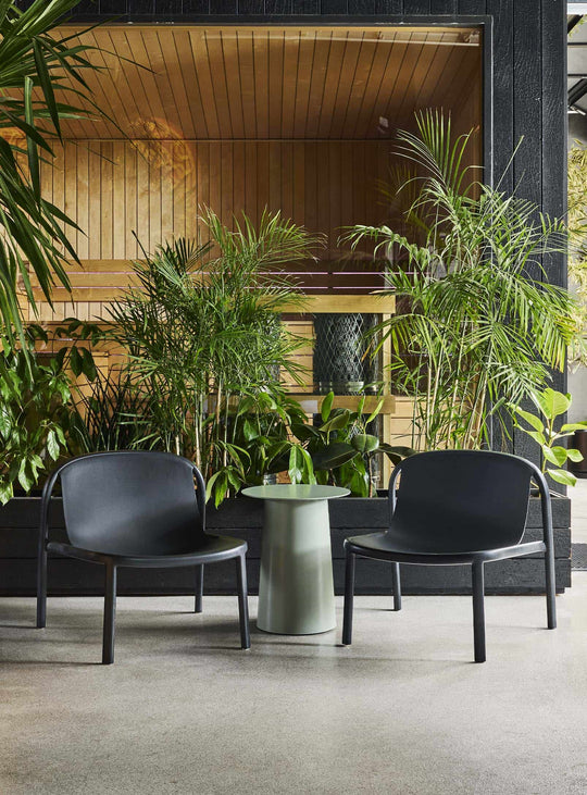 Chaise lounge Decade de Blu Dot mobilier moderne intérieur extérieur. noir