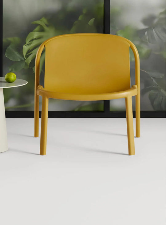 Chaise lounge Decade de Blu Dot drainage intégré et entretien facile. moutarde