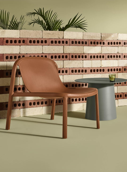 Chaise lounge Decade de Blu Dot en plastique recyclé durable et design moderne. tomato