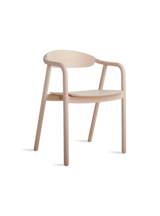 Chaise à dîner Dibs de Blu Dot : lignes arrondies, confort naturel et design raffiné. Crème.