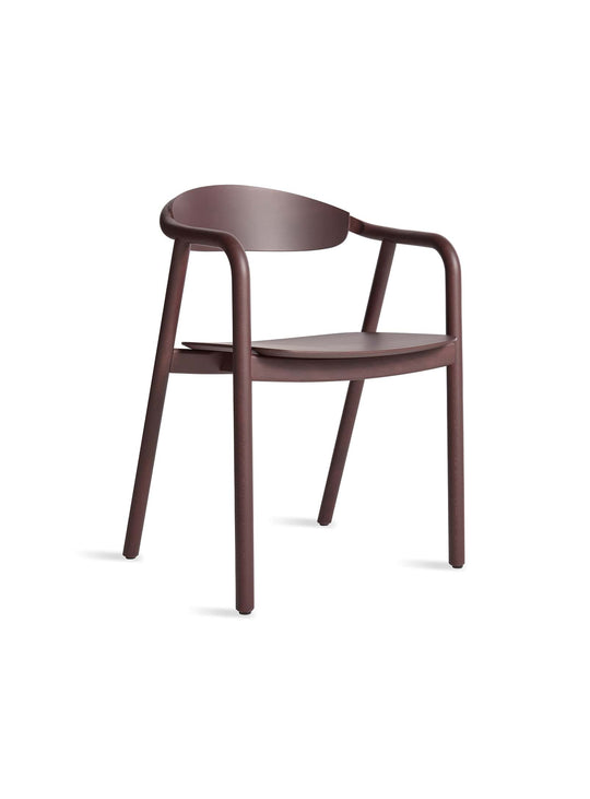 La chaise à dîner Dibs de Blu Dot séduit par son design fluide et ses finitions bois. Rouge.