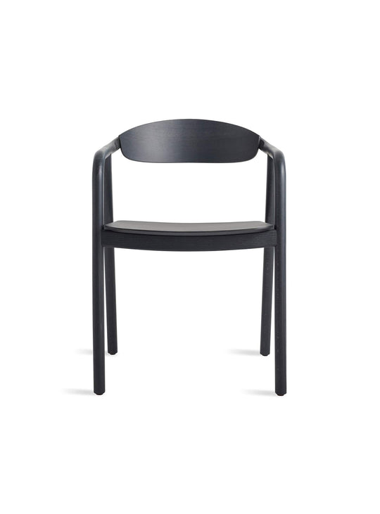Chaise à dîner Dibs de Blu Dot : design fluide et dossier incurvé pour plus de confort. Noir.