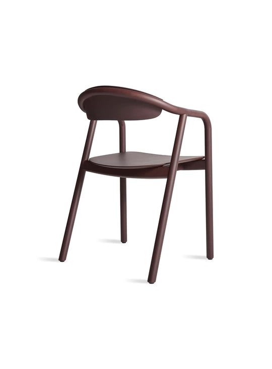 Blu Dot signe la chaise à dîner Dibs : élégance, confort et bois de hêtre cintré. Rouge.