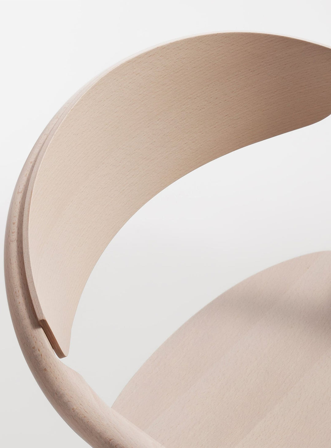 Élégance intemporelle avec la chaise à dîner Dibs de Blu Dot en bois naturel. Crème.