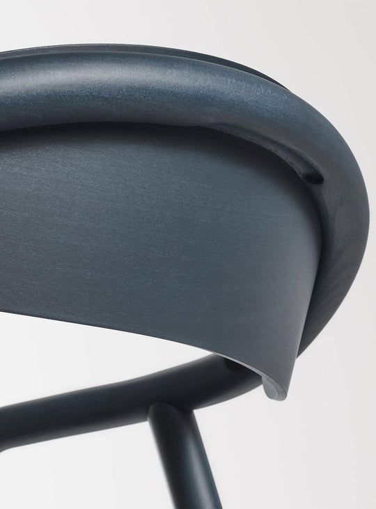 La chaise à dîner Dibs de Blu Dot allie robustesse et douceur des lignes. Noir.