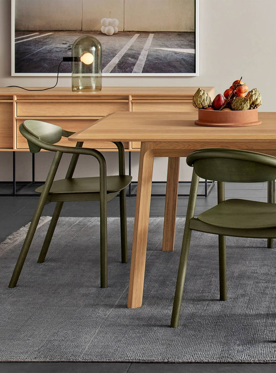 La chaise à dîner Dibs de Blu Dot, en hêtre cintré, allie élégance, confort et modernité. Vert.